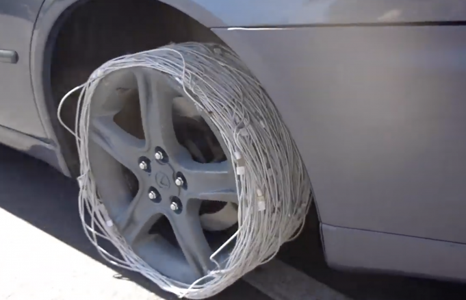 Muž použil 200 nabíjecích kabelů místo pneumatiky u auta