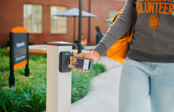 Studenti 12 dalších univerzit budou moci vstoupit do budovy pomocí iPhonu nebo Apple Watch