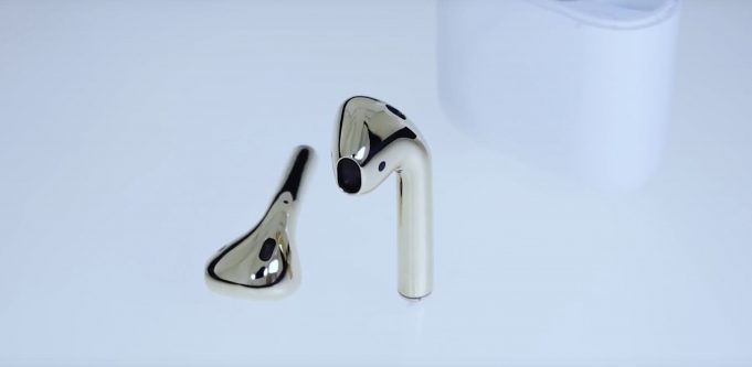 Zlatník vytvořil zlaté AirPods, které opravdu fungují