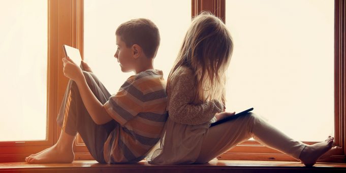 Apple vydal několik videí za účelem pomoci učitelům i rodičům se vzděláváním studentů z domova