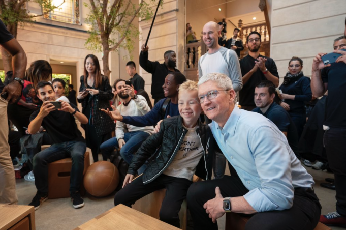 Tim Cook je tento týden v Evropě. Potkat ho můžete v Apple Storech