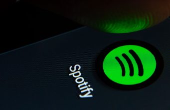 Aplikaci Spotify na Apple Watch lze nyní ovládat pomocí Siri