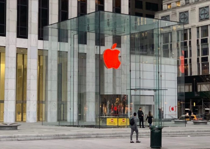 Apple začal měnit loga na mnoha svých Apple Store na červená