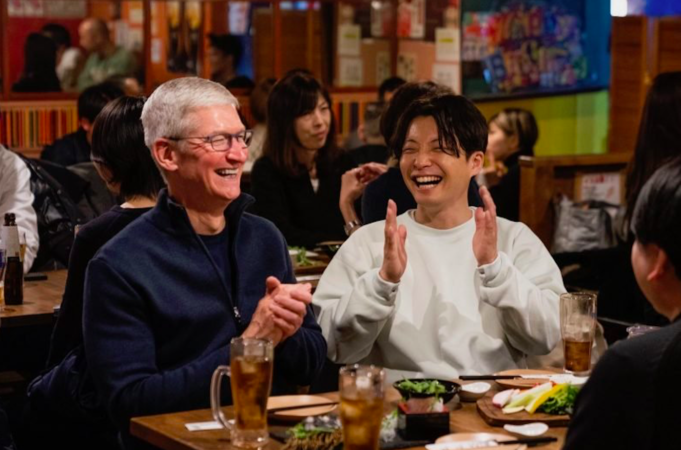 Tim Cook se v Tokiu setkal s místními zaměstnanci, vývojáři a dalšími