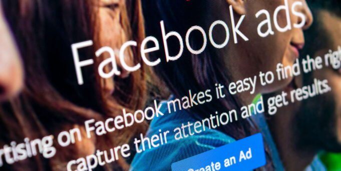 I když Facebook zakázal falešná videa, volební kampaň může být stále zmanipulovatelná