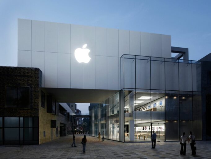 Apple otevřel pět svých Apple Store v Pekingu, zaměstnanci kontrolují návštěvníky při vstupu
