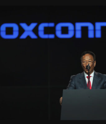 Foxconn pomalu obnovuje výrobu iPhonů v Číně