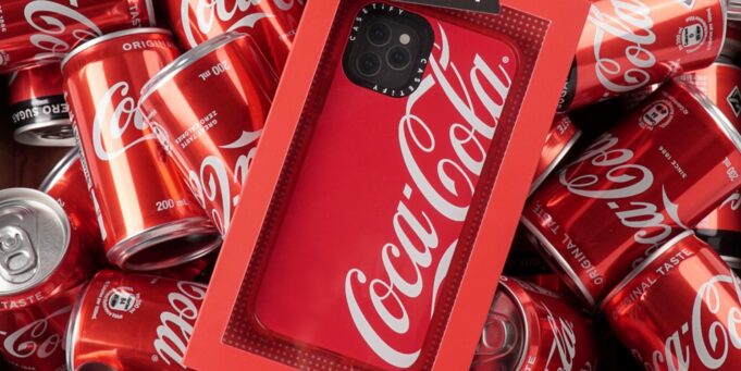 CASETiFY představil novou kolekci doplňků pro zařízení Apple s motivem Coca-Cola