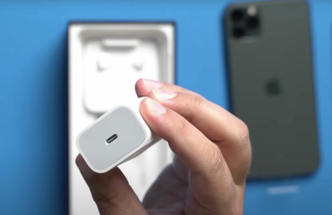 Apple bude prodávat letošní iPhony bez adaptéru a kabelových sluchátek EarPods