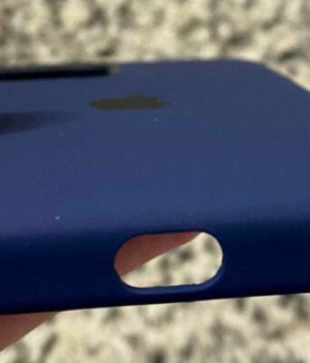 Někteří zákazníci obdrželi vadná pouzdra pro iPhone 12, které nemají otvory pro reproduktory