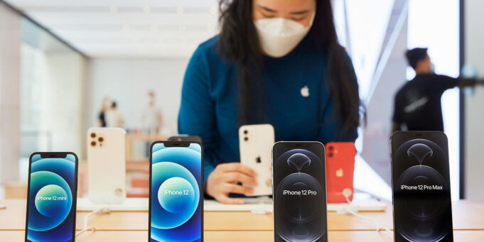 Podívejte se na fotografie z prvního dne prodeje iPhone 12 Pro Max a iPhone 12 mini