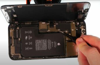 Jak vypadají iPhone 12 mini a iPhone 12 Pro Max uvnitř? Podívejte se na první teardown videa!
