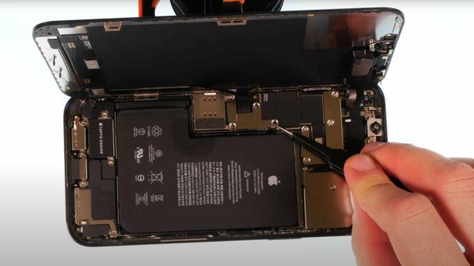 Jak vypadají iPhone 12 mini a iPhone 12 Pro Max uvnitř? Podívejte se na první teardown videa!