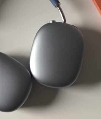 Návod – Jak zapnout funkci Oznámení hovorů na iPhonu a AirPods Max