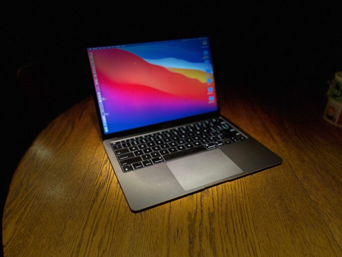 Analytik Ming-Chi Kuo nastiňuje zásadní změny pro modely MacBook pro nové generace