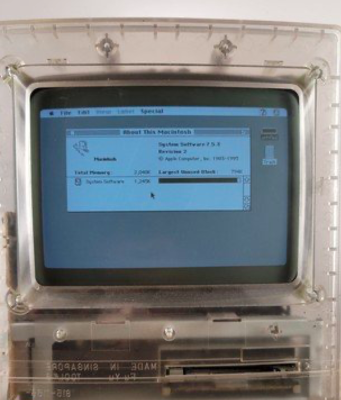 Podívejte se na obrázky prototypu průsvitného počítače Macintosh Classic
