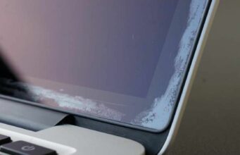 Program opravy pro MacBooky s problémem s antireflexní vrstvou je stále platný
