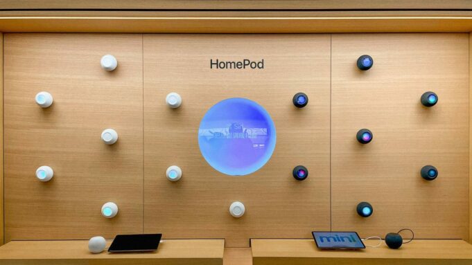 HomePod mini získává v Apple Storech velký důraz na nové displeje