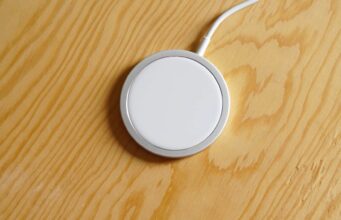 První vývojářská beta verze iOS 17 obsahuje odkazy na několik nevydaných příslušenství MagSafe