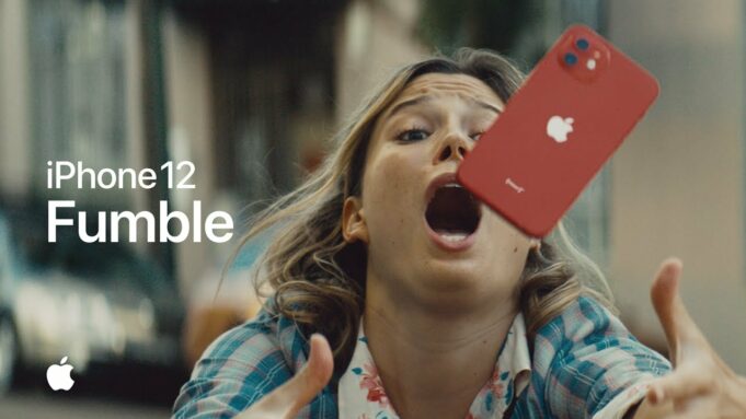 Apple sdílel novou reklamu, která se zaměřuje na odolnost iPhonu 12