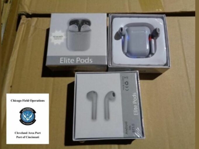 Celní správa zabavila několik zásilek s více než 36 000 falešných AirPods