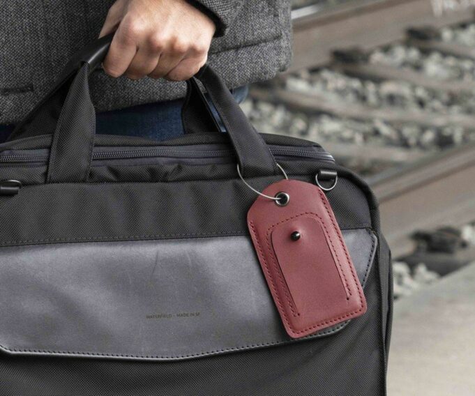 WaterField Designs vydal novou koženou klíčenku a pouzdro pro AirTag