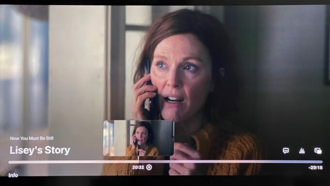 tvOS 15 obsahuje nový vzhled rozhraní integrovaného přehrávače videa na Apple TV