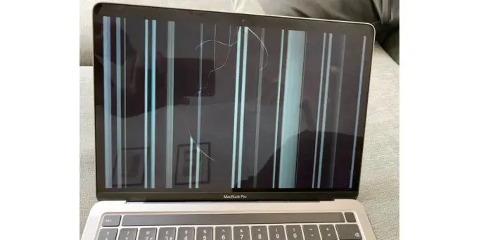 Během normálního používání nových MacBooků došlo prasklinám na displeji