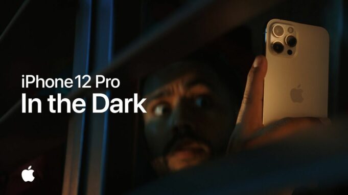 Apple sdílel novou reklamu „In the Dark“ zaměřenou na funkci noční režim na iPhone 12