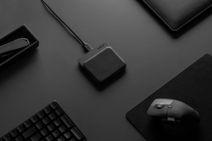 Nomad dnes vydal základnovou stanici Base Station Mini pro iPhone 12