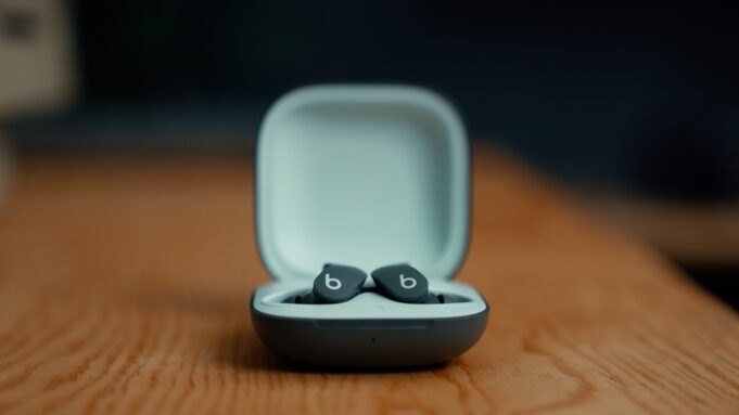 Mateřská společnost Apple, Beats, oficiálně představila sluchátka Beats Fit Pro