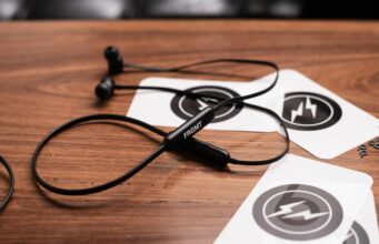 Beats vydal limitovanou edici sluchátek Beats Flex