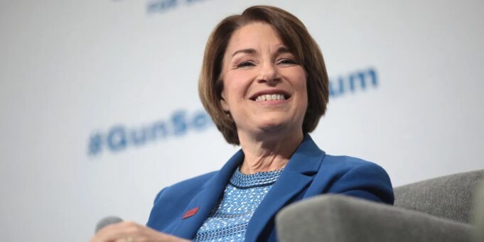 Senátorka Amy Klobuchar odmítá tvrzení Apple ohledně navrhované antimonopolní legislativy