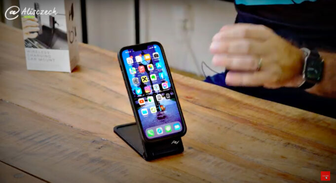 Jan Březina – Peak Design Mobile pro iPhone na stole, v autě a na motorce