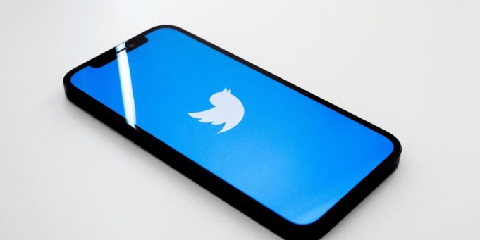 Twitter začal testovat novou funkci, která uživatelům umožňuje upravovat jejich tweety