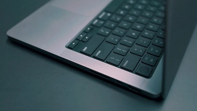 Někteří uživatelé MacBooků Pro 2021 si stěžují na praskání reproduktorů, když se přehrává nějaký zvuk