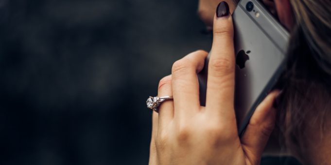 Podvodníci, kteří se vydávali za podporu Apple, připravili ženu o 1 500 dolarů