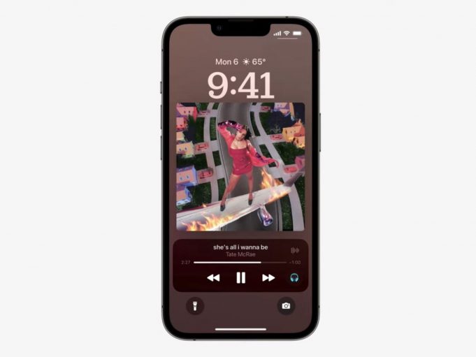 iOS 16 vrátí hudební přehrávač na celou obrazovku na zamykací obrazovku