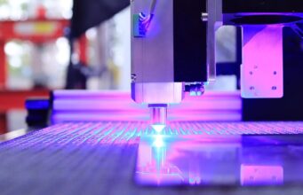 Standardy kvality Apple pro výrobu iPhonů vyžadují 1 200 pracovníků na výrobní linku