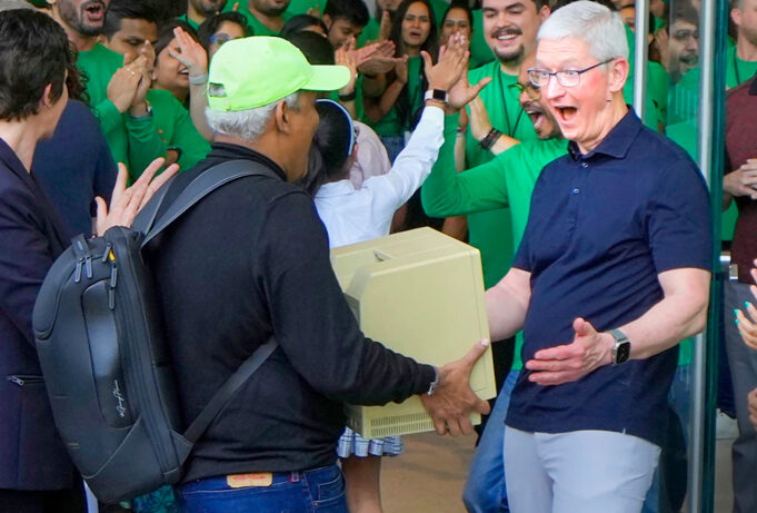 Tima Cooka překvapil fanoušek na otevření Apple Store v Bombaji
