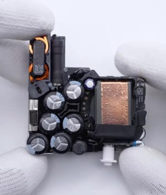 Co odhalil teardown nového 70W adaptéru Apple? Jak vypadá uvnitř?