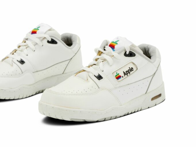 Velmi vzácný pár tenisek značky Apple je nyní v aukci