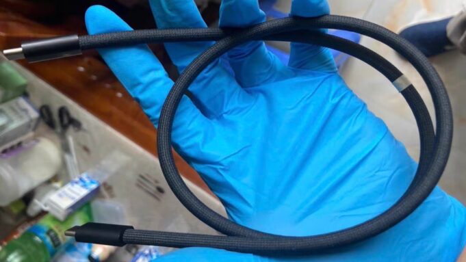 Apple bude prodávat kabel USB-C pro Phone 15 Pro a Pro Max, který podporuje rychlost až 40 Gb/s