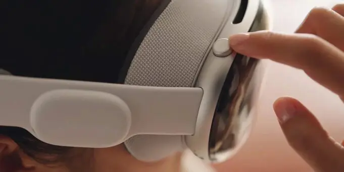 Apple interně testoval schopnost používat více monitorů s Vision Pro
