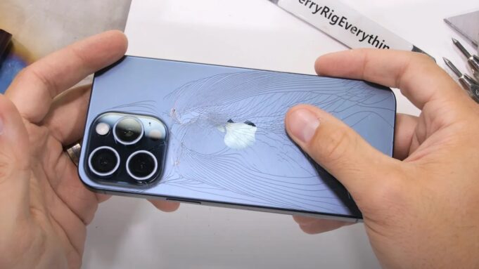 První drop test iPhonu 15 Pro naznačuje, že nový titanový design je méně odolný