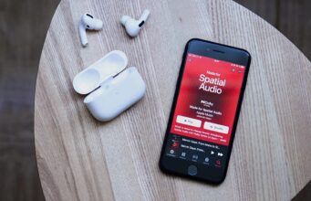 iOS 18.2 vám umožňuje používat vyhledávání v přirozeném jazyce v Apple Music a Apple TV