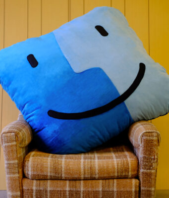 Throwboy vydal novou verzi svého oblíbeného polštáře Jumbo Icon Pillow, který vypadá jako ikona Finderu