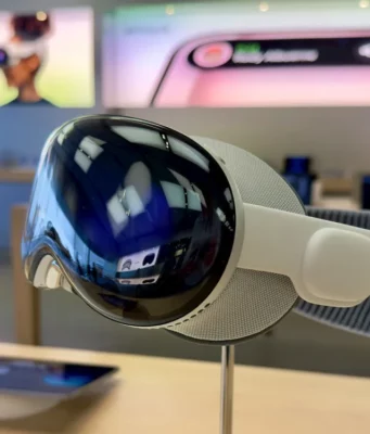 Tim Cook věří v budoucnost Vision Pro, přestože se zařízení zatím neprodává podle očekávání