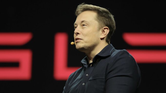 Elon Musk pohrozil, že zakáže používání iPhonů ve svých společnostech
