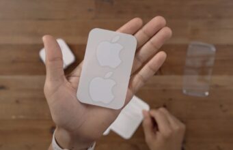 Konec jedné éry: Řada iPhone 16 nebude v balení obsahovat nálepky